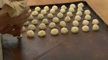 Alman fırını squirt Hindistan cevizi macaroons geniş plaka üzerine