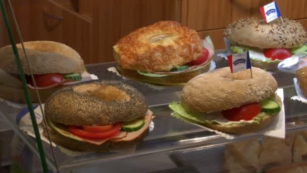 Német pékség friss sanwiches pan Ed 10738 — Stock videók