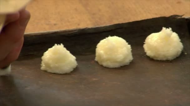 Alemão padaria esguicho coco macaroons na placa — Vídeo de Stock