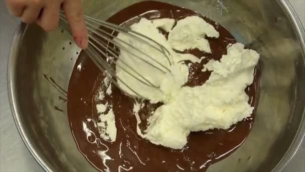 Confeiteiro alemão fazendo massa de chocolate — Vídeo de Stock