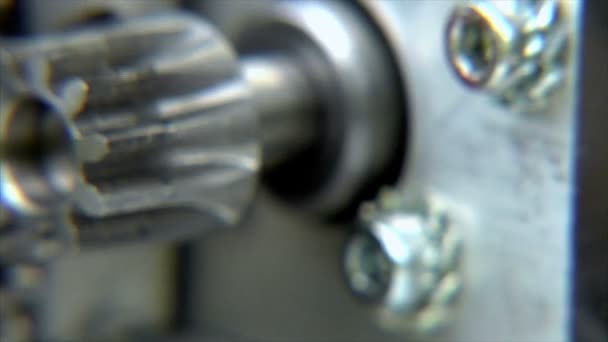 Cogs gear wheel into focus DOF — Stock Video