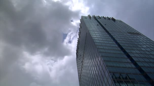 Dark clouds over building time lapse 10095 — Stock Video