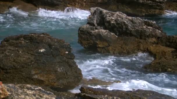 Nehéz hullámok sziklákon 10151 — Stock videók