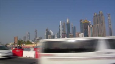 Dubai siluetinin trafik otobüs 10277 pan