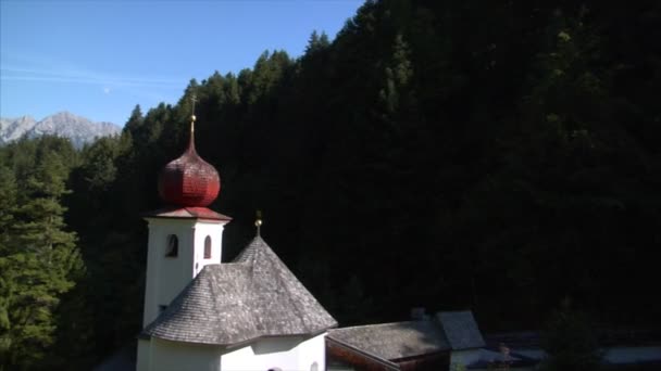 Vorbeifliegen an der kleinen Almkapelle 10250 — Stockvideo