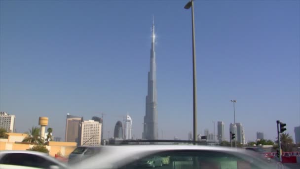Tráfico en Burj Khalifa Dubai 10272 — Vídeo de stock