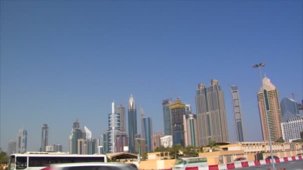 Dubai horizonte tráfico pan 10278 — Vídeos de Stock