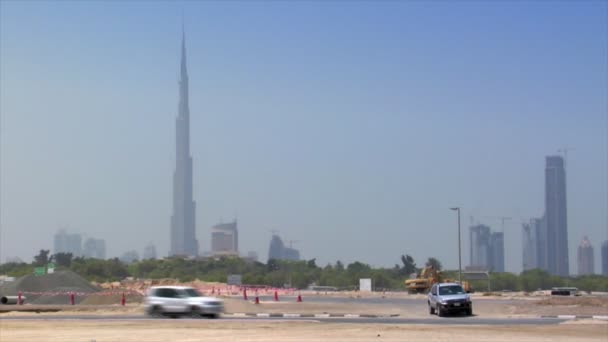 Trafik utmed Dubais stadssilhuett 10295 — Stockvideo