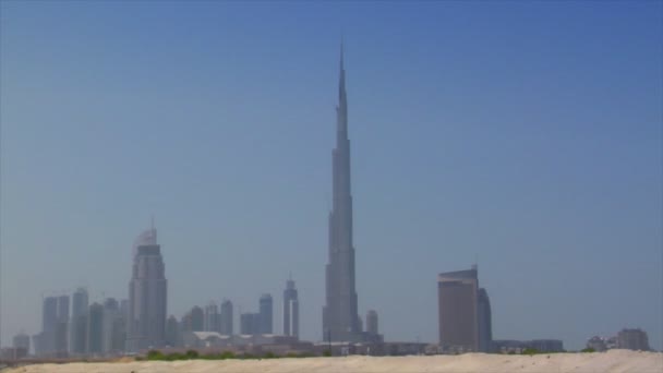 Dubais skyline pan burj emirates dune 10296 — Stockvideo