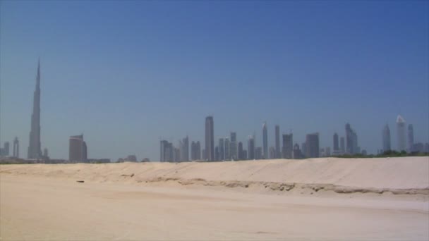 Dubais skyline pan burj emirates trafik 10297 — Stockvideo