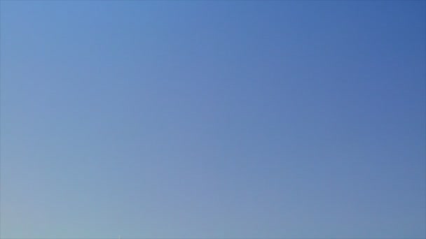 Blue sky to Burj al Arab tilt 10302 — Stock Video
