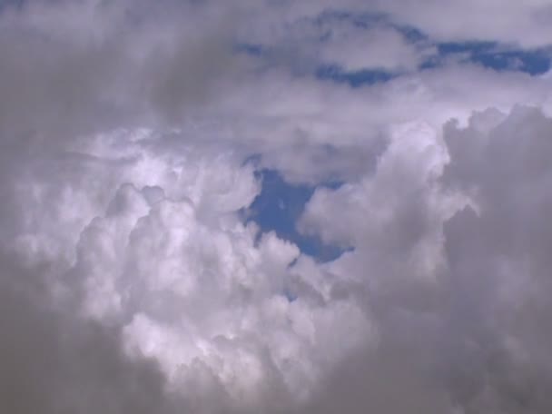 Bulutların arasından yavaş 10341 fly — Stok video