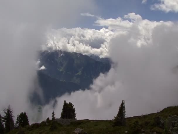 Zaman sukut bulutlar üzerinde yüksek dağ 10345 — Stok video