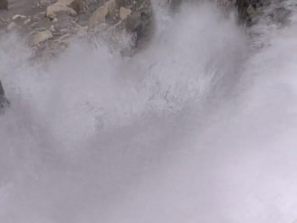 Валютный переход - Зум в Водопад медленно 10316 — стоковое видео