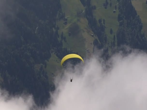 Parapente zoom out montanha 10350 — Vídeo de Stock