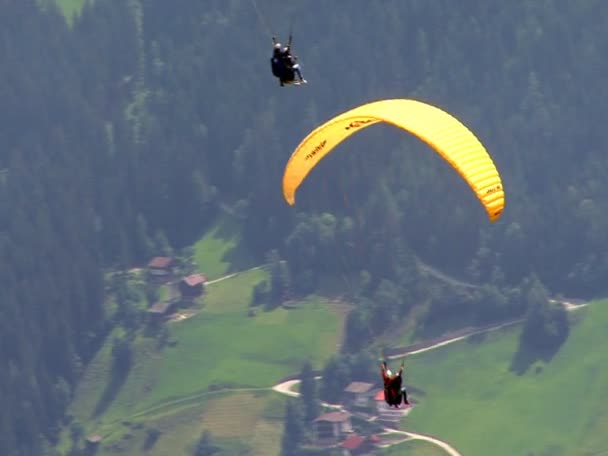 Paracadute - 2 parapendio sulla zillertal austriaca 02 10353 — Video Stock