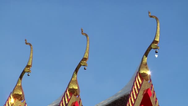 Tailandês templo telhado fundo loop 10421 — Vídeo de Stock