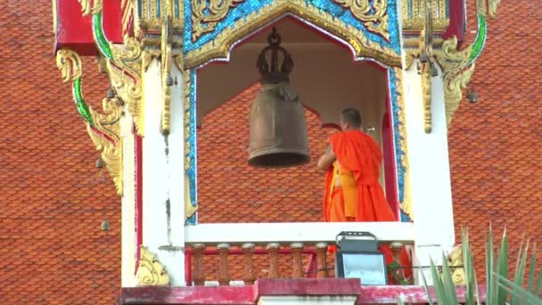 Thai monk hit big bell in temple close audio 10431 — Stock Video