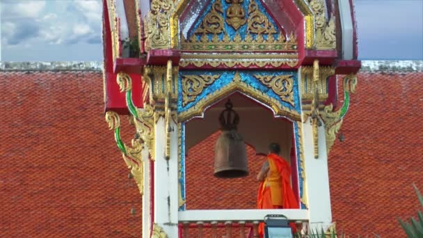 Thailändischer Mönch schlug große Glocke im Tempel — Stockvideo