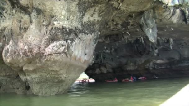 Phang Nga barco atirou na caverna de água 10437 — Vídeo de Stock