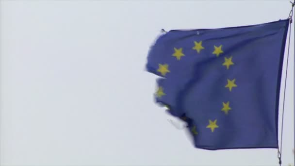 Bandera del euro deshilachada en el viento pesado 10456 — Vídeo de stock