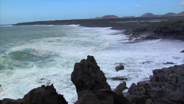 Olas en la playa de lava negra 10459 — Vídeos de Stock