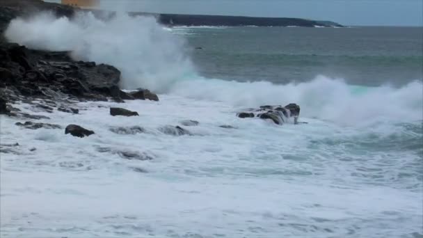 Ondas esmagadoras lava negra lentidão 10465 — Vídeo de Stock