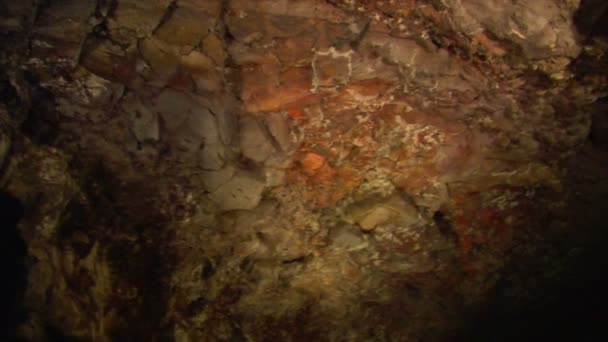 Uvnitř lávové jeskyně 1 10468 — Stock video