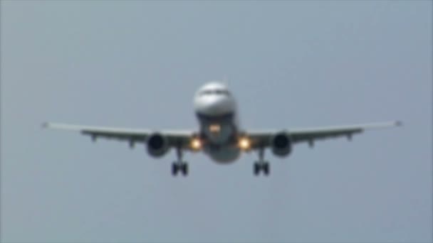 Landing vliegtuig jet komt in focus audio 10484 — Stockvideo