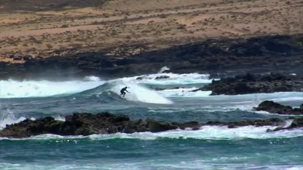 Surfe perigoso entre rochas de lava 2 10489 — Vídeo de Stock