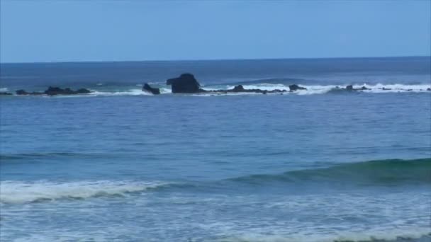 Ondas em um pequeno recife 10491 — Vídeo de Stock