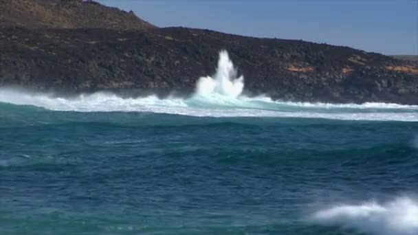 Enorm cyan våg spray vulcan beach en 10497 — Stockvideo