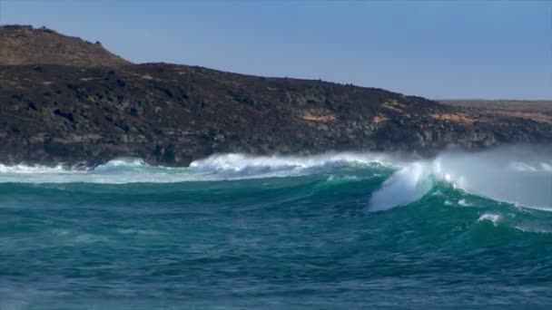 Огромный голубой волновой спрей радужный вулканский пляж 10498 — стоковое видео