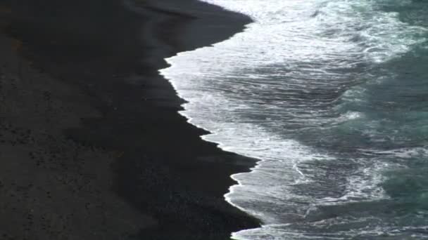 Волны на черном пляжном фоне лавы 10501 — стоковое видео