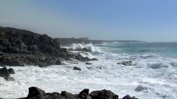 Extreme wave crushing coastline wide 10532 — Stock Video
