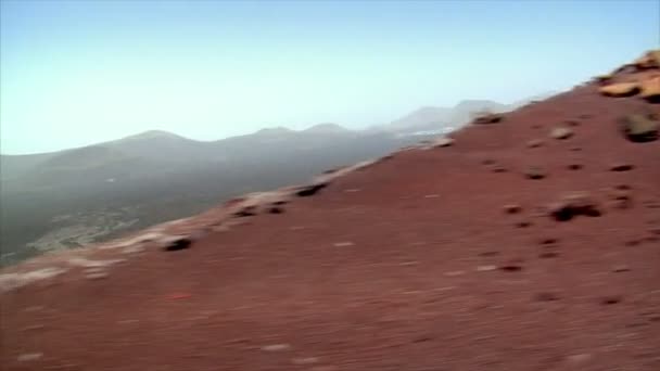 Unidad de alta en el área del cráter volcánico 10545 — Vídeo de stock