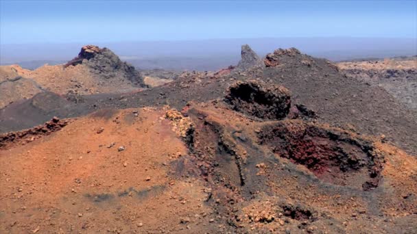 Panning sobre muitas aberturas de cratera vulcânica 10546 — Vídeo de Stock