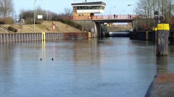 Schiff verlässt Schiffshebewerk im Zeitraffer — Stockvideo