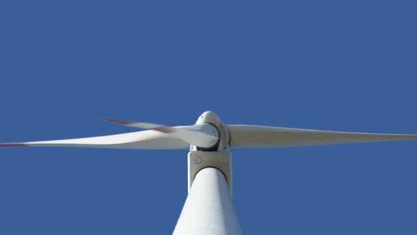 Windkraftanlage in Schlupfloch — Stockvideo