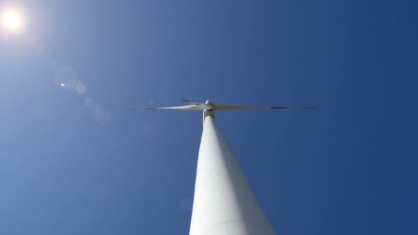 Windkraftanlage weiträumig abgesperrt — Stockvideo
