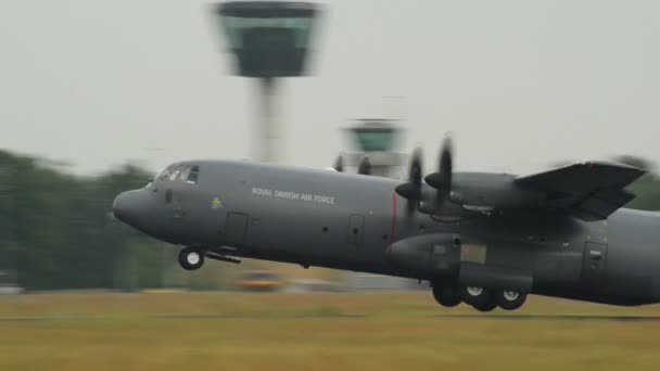 Lockheed C-130J Super Hércules despegue de emergencia 10951 — Vídeo de stock