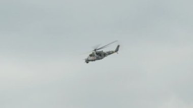 MIL-mi 24 hind helikopter sinek 10962 boyunca