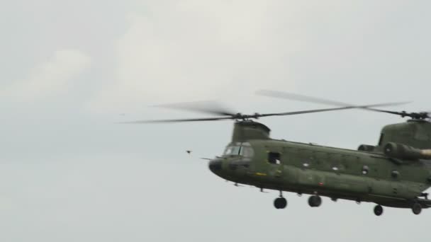 Chinook CH-47 Helicóptero volar por fondo Apache 10958 — Vídeos de Stock