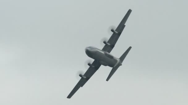 Lockheed C-130J Super Hércules volar a lo largo de 10963 — Vídeos de Stock