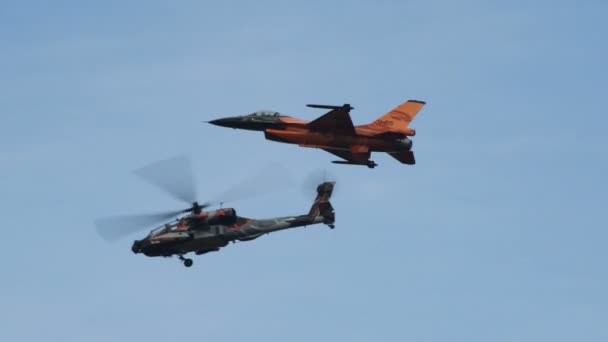 Apache ah-64 helikopter f-16 döngü 10964 — Stok video