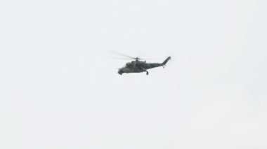 MIL-mi 24 hind helikopter Pike iniş takımlarını 10975 taşır.