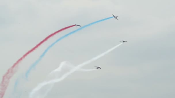 Patrouille França quatro solistas rolam em torno de 10974 — Vídeo de Stock