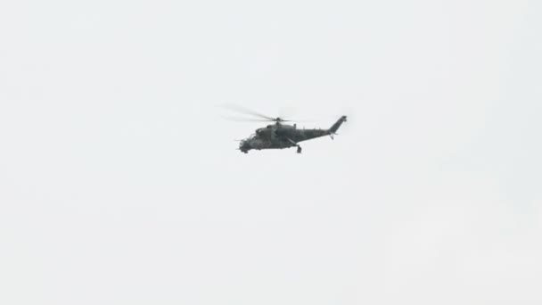 Mil-Mi 24 Hind Helicóptero se mueve en picada su tren de aterrizaje 10975 — Vídeos de Stock