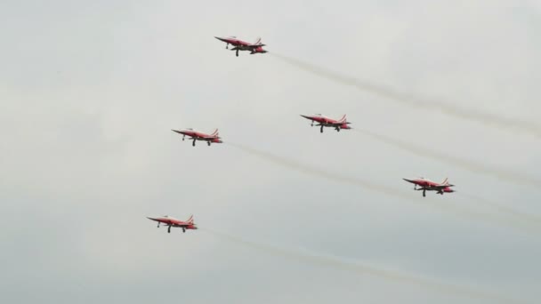 Patrouille Suiss solista vuela a través de la formación 10983 — Vídeo de stock