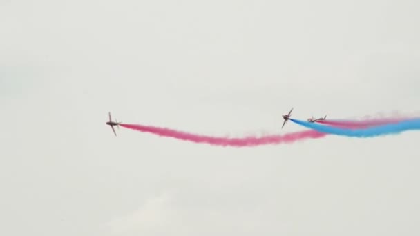 Четыре реактивных самолета Red Arrows, пересекающих 10987 — стоковое видео